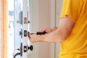 20230627095452_worker-installing-repairing-new-lock_73110-1023_large 20230627095452_worker-installing-repairing-new-lock_73110-1023_large